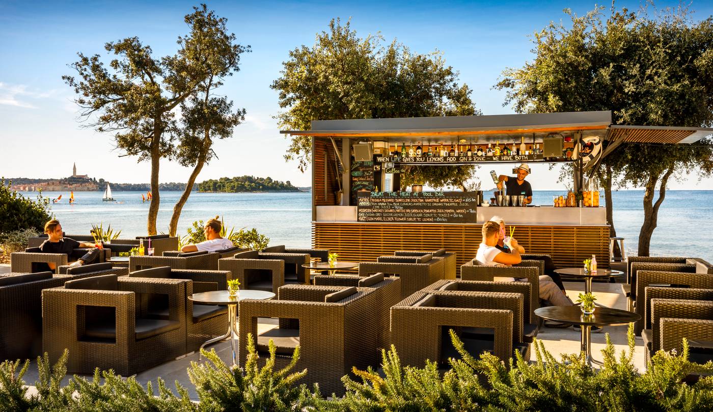 Maistra-Select-Amarin-Resort-Bar-19