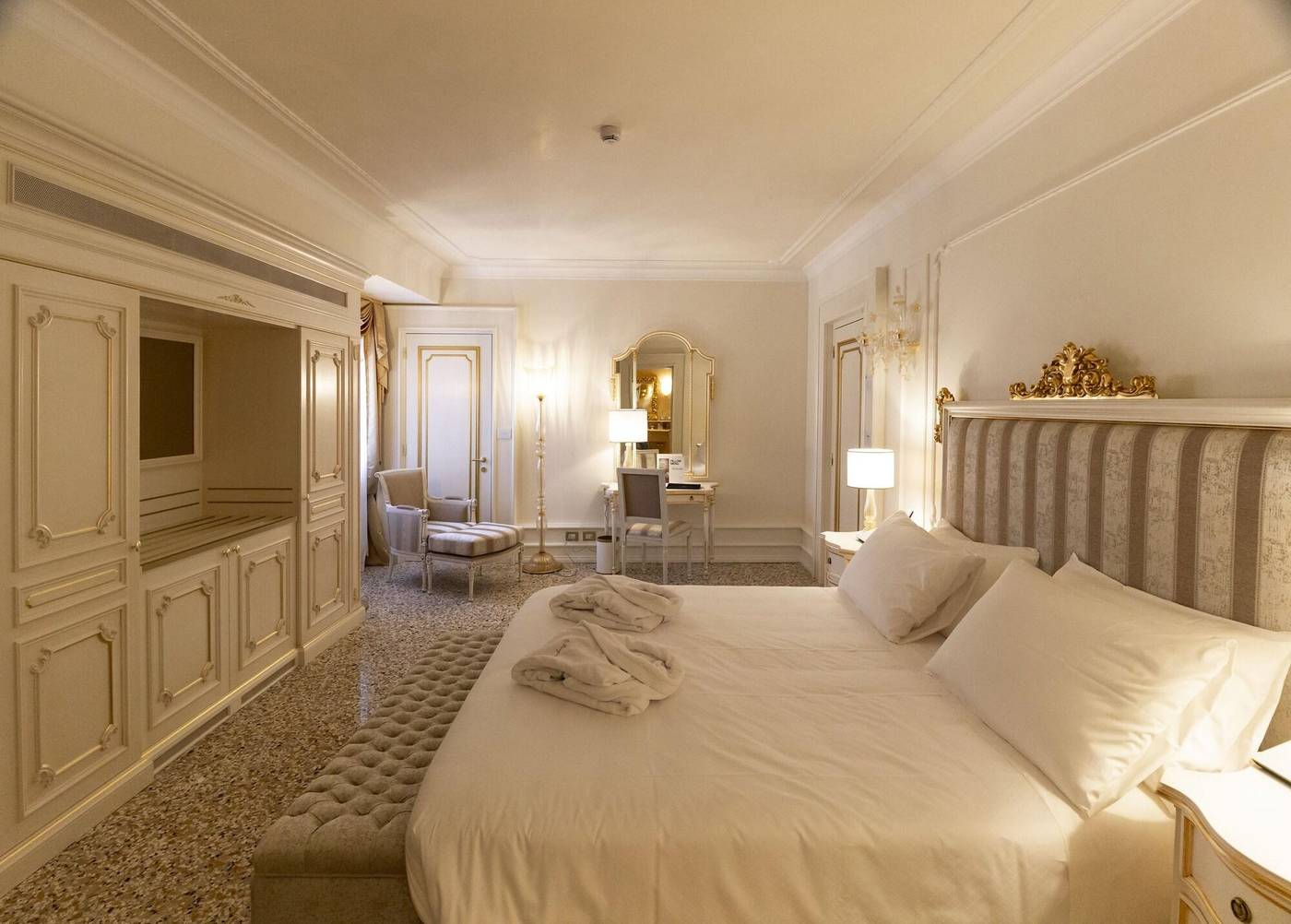 Ca-Bonfadini-Historic-Experience-Room-26