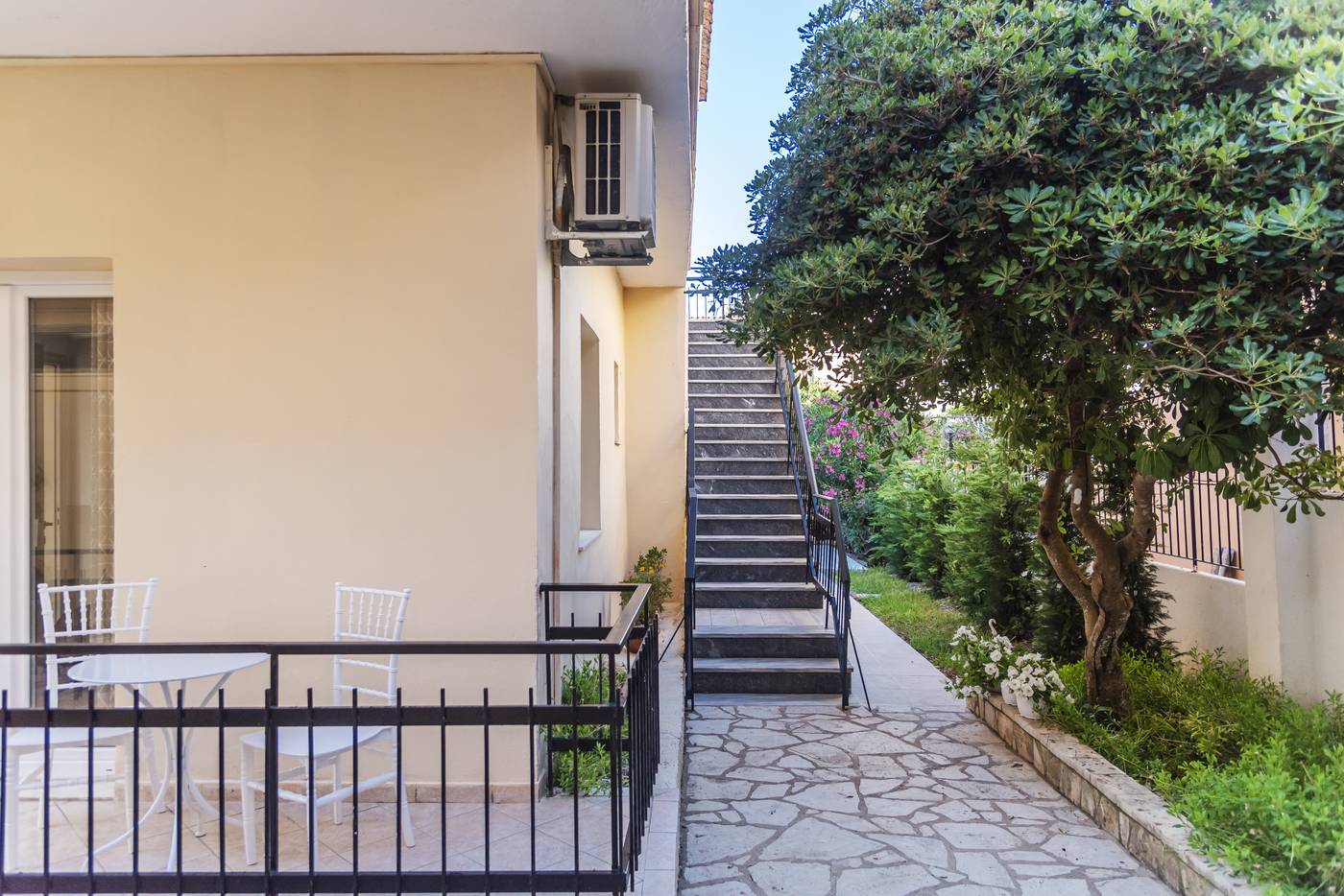 ELE-NAS-bohotel---Annex-Apartments-Room-11