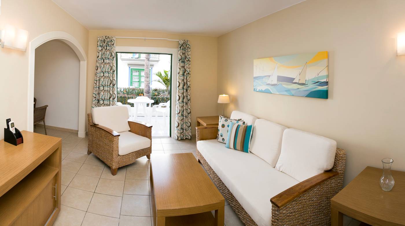 Apartamentos-LIVVO-Puerto-de-Mog--n-Room-17