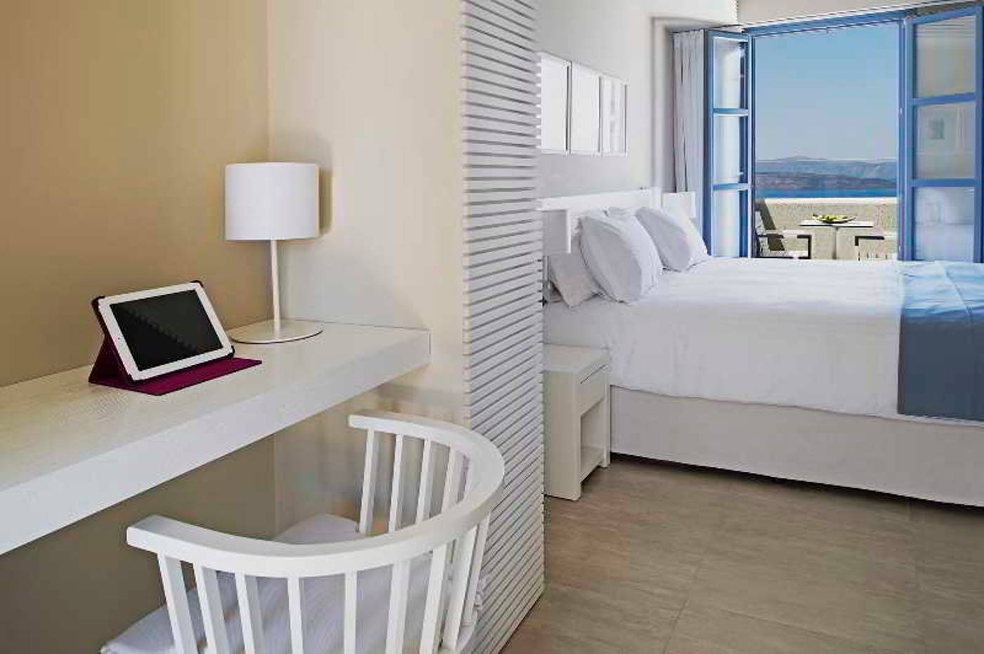 Acroterra-Rosa-Luxury-Suites-Room-10