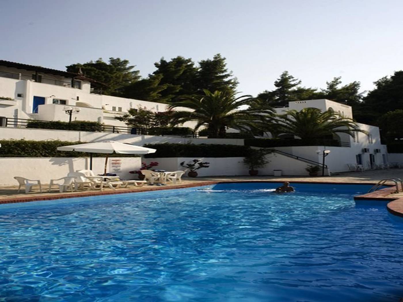 Theo-Bungalows-Pool-10