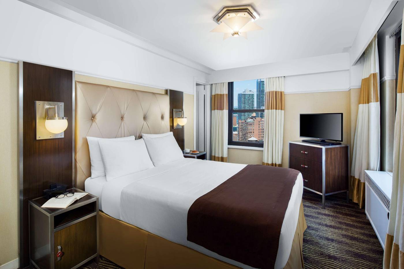 New-Yorker--A-Lotte-Hotel-Room-20