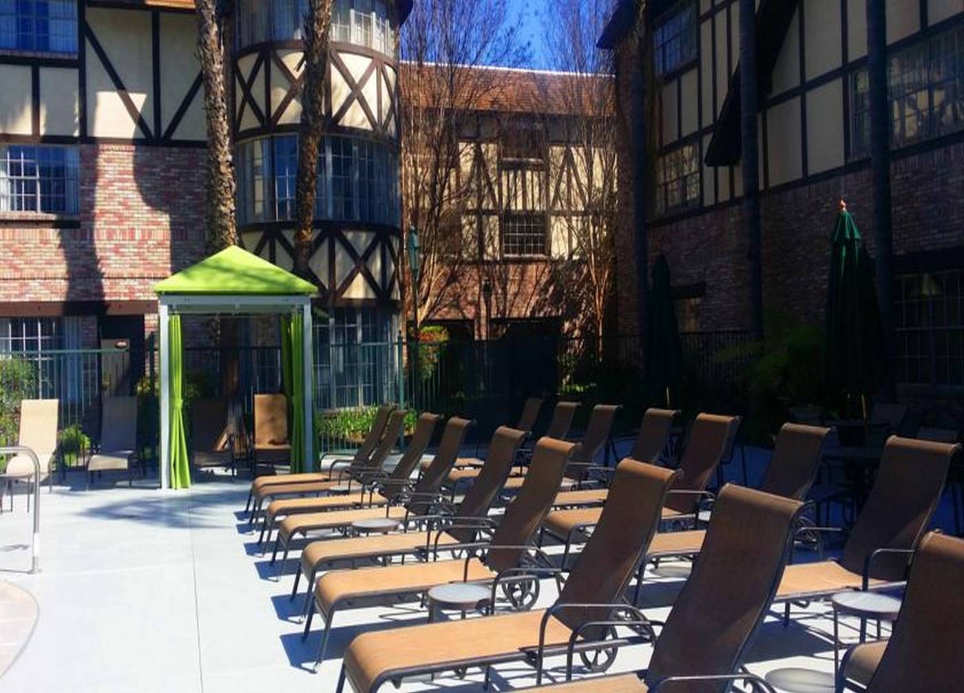 Anaheim-Majestic-Garden-Hotel-Terrace-41