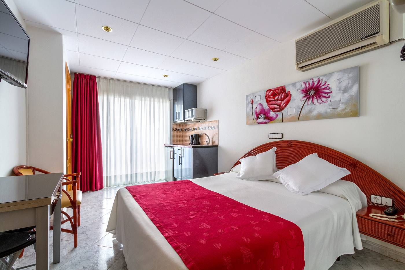 Apartamentos-Neptuno-Calella-Room-16