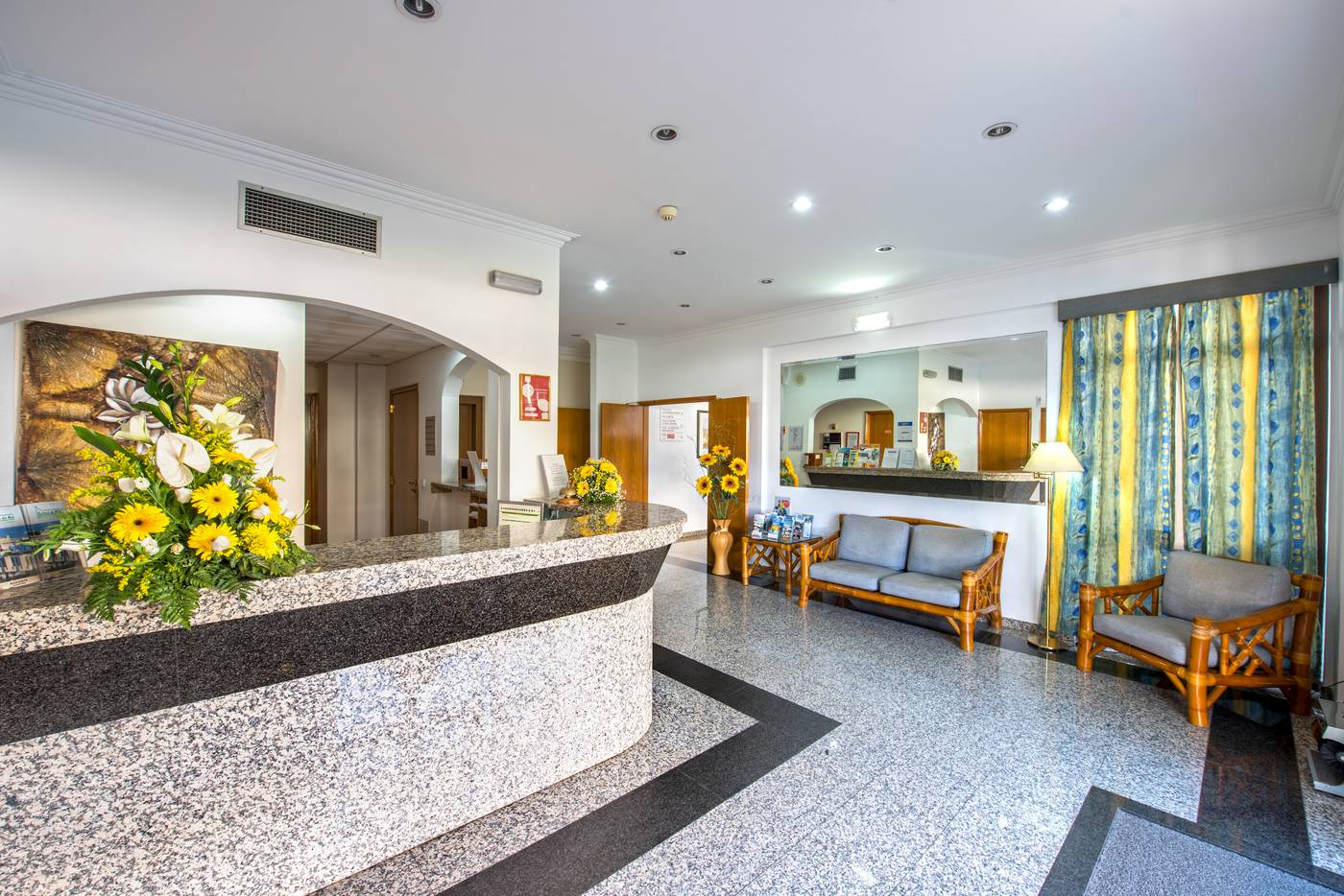 Hotel-Residencial-Colina-do-Mar-Lobby-9