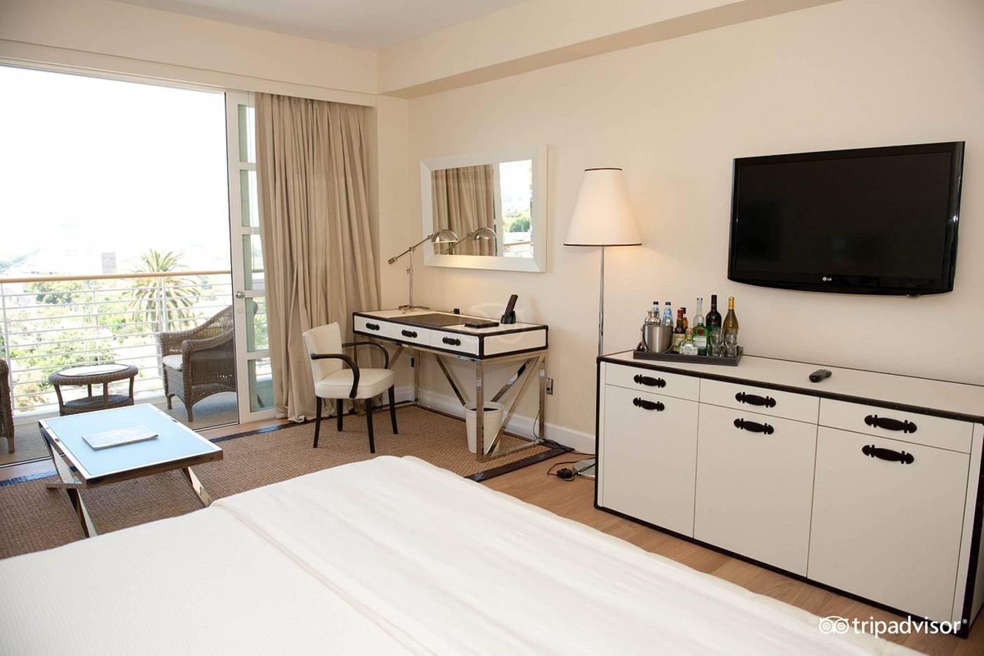 Cameo-Beverly-Hills-Room-28