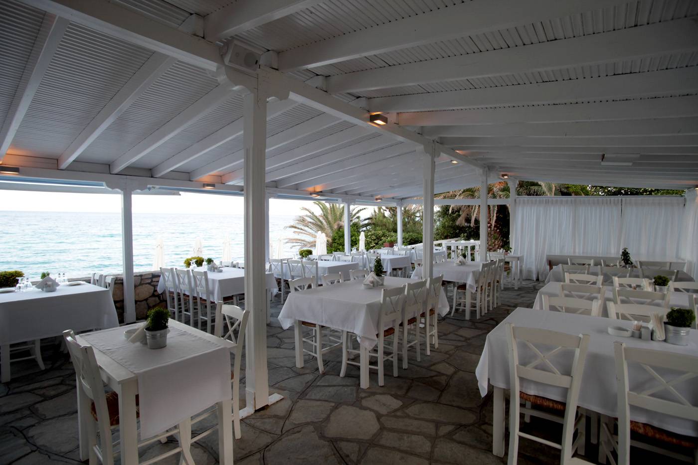 White-Suites-Restaurant-32