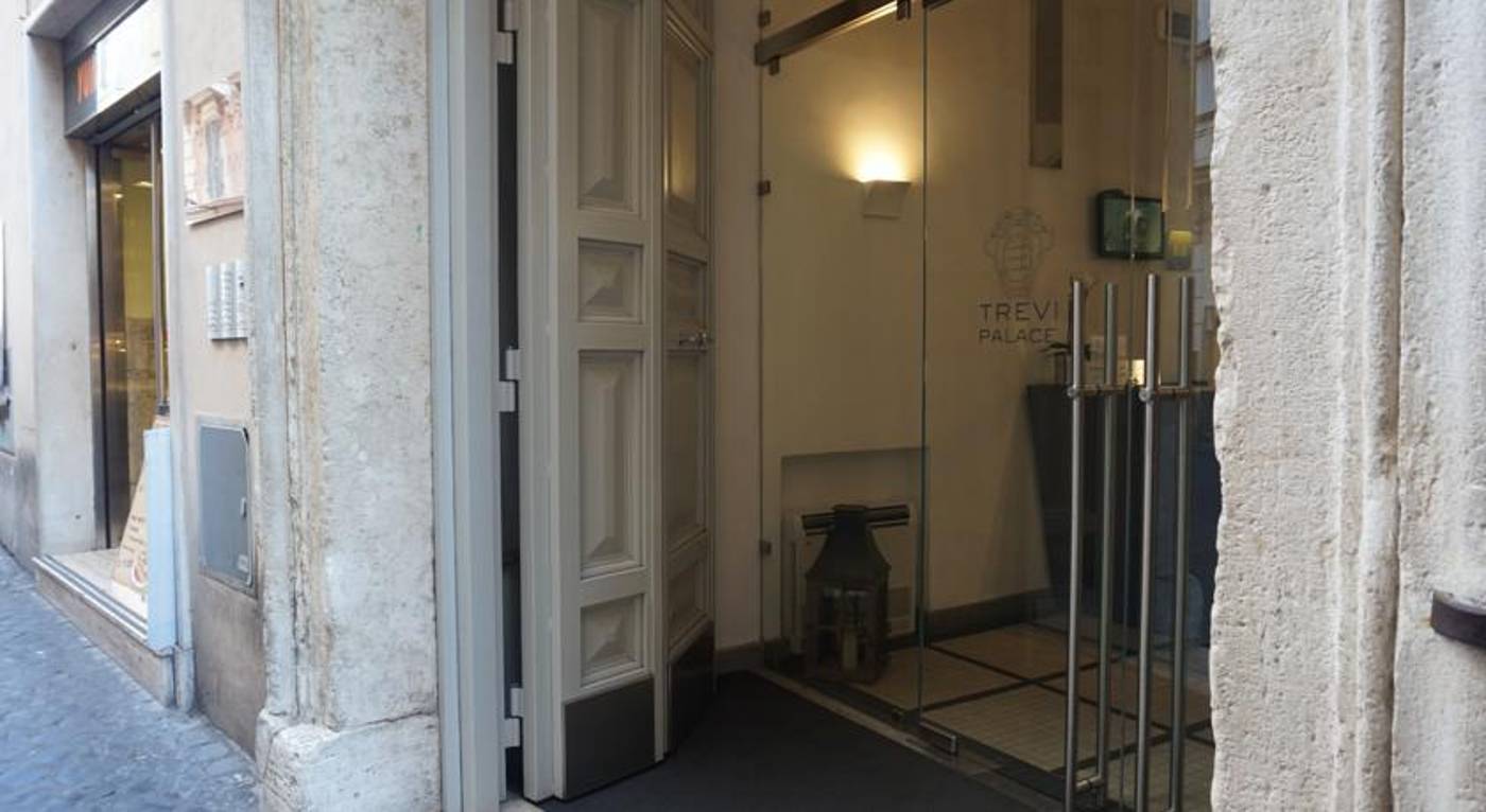 Trevi-Palace-Luxury-Inn-Lobby-9