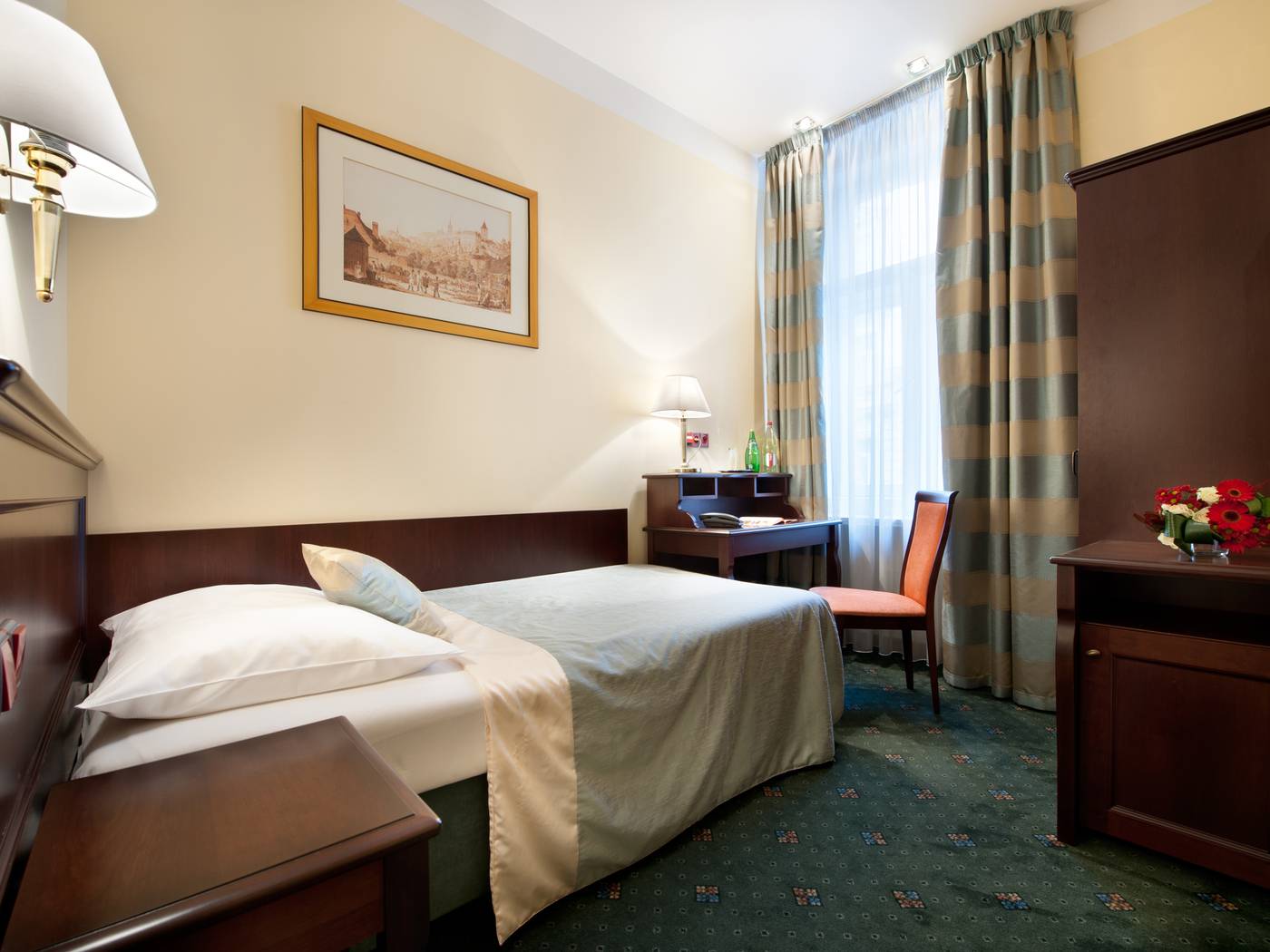 EA-Hotel-DownTown-Room-10