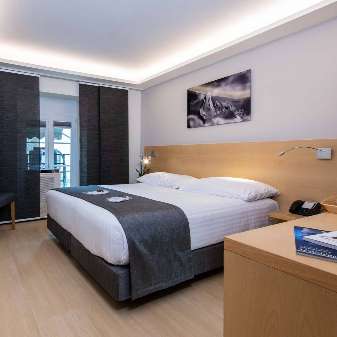 Des-Alpes-Geneva-Room-7