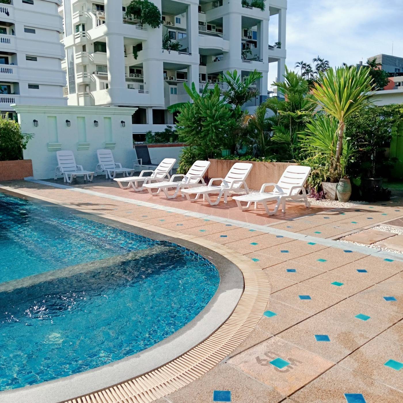 Woraburi-Sukhumvit-Hotel---Resort-Pool-18