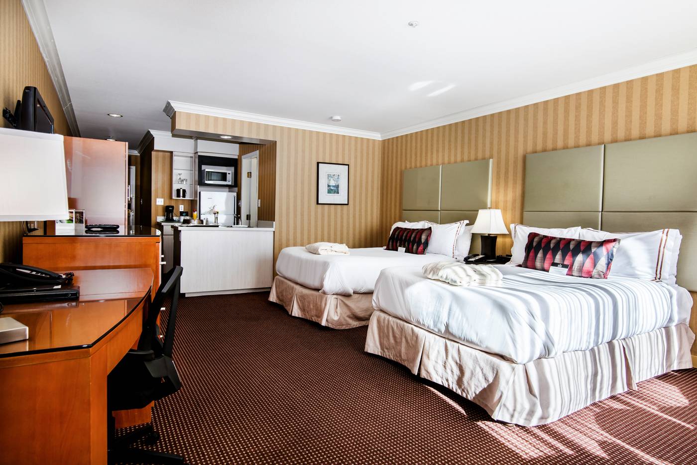 Executive-Suites-Hotel-Metro-Vancouver-Burnaby-Room-6