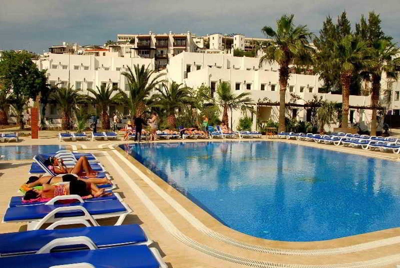 Nagi-Beach-Hotel-Pool-4