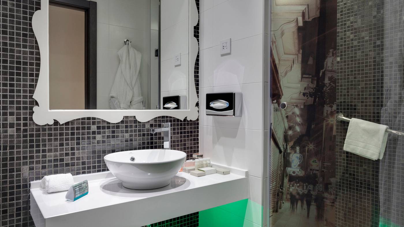 Hotel-Indigo-Madrid---Gran-Via-Room-45