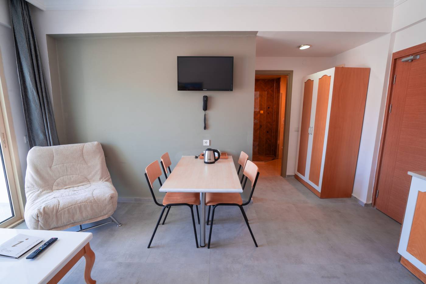 Alenz-Suite-Hotel-Room-16