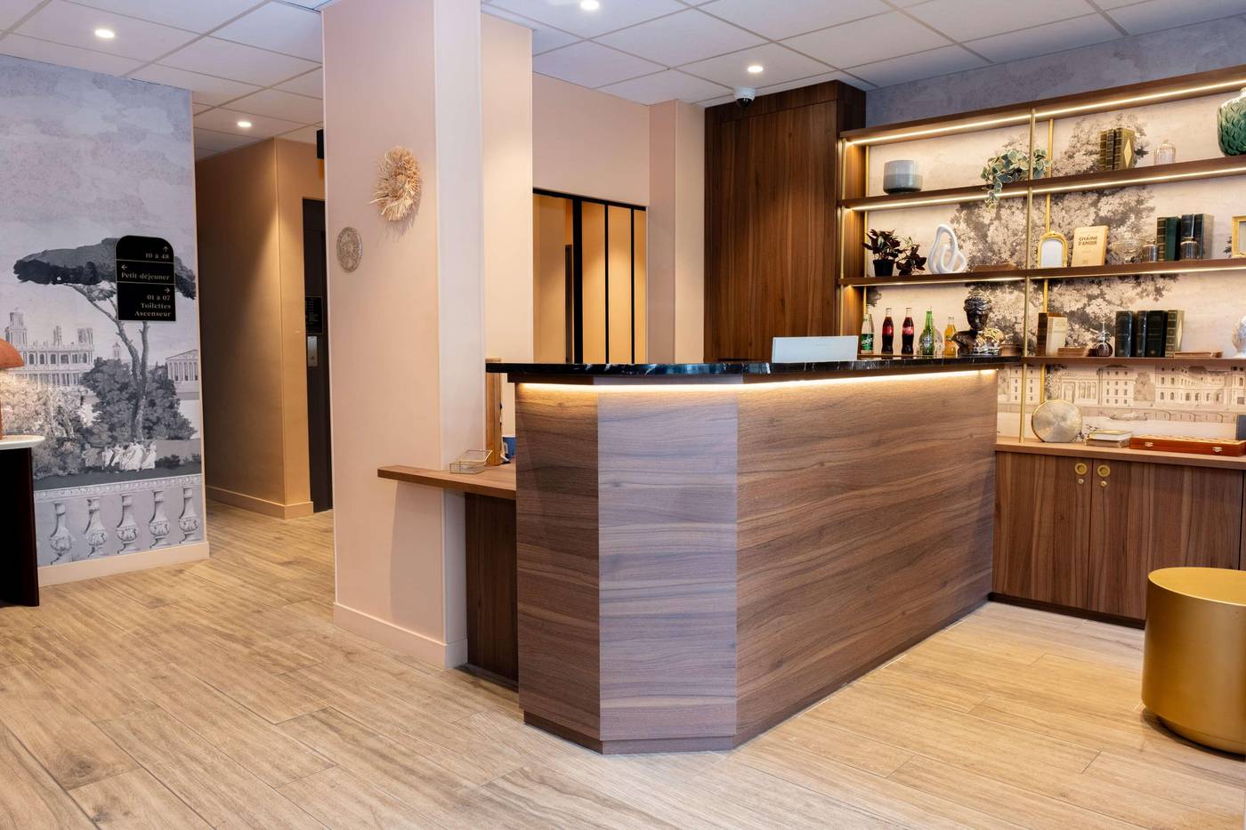 Kyriad-Par----s-10---Canal-Saint-Martin--R----publique-Lobby-12