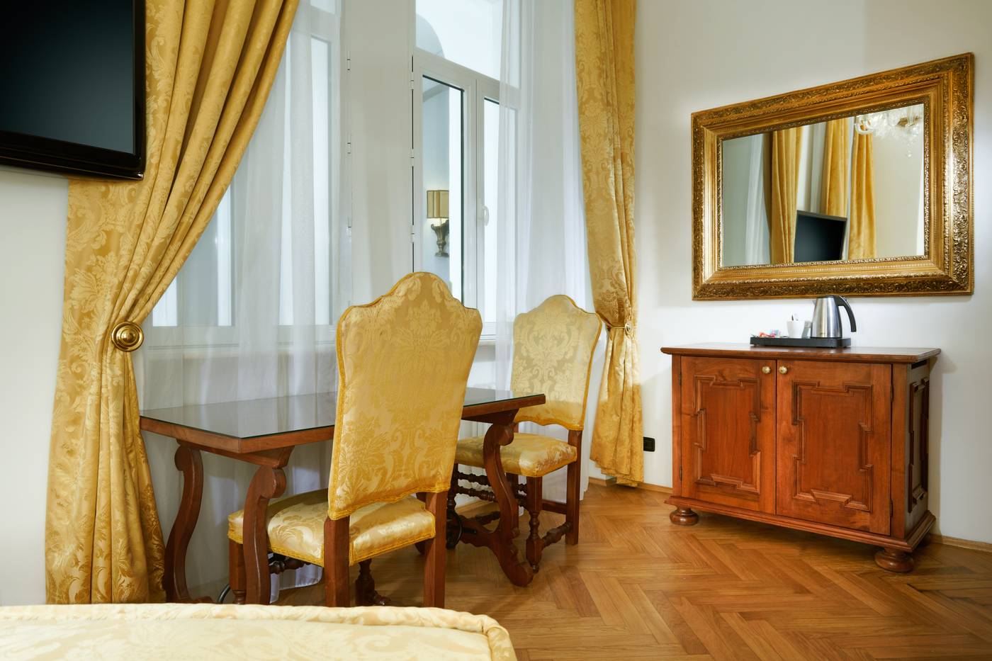 Charles-Bridge-Palace-Room-17