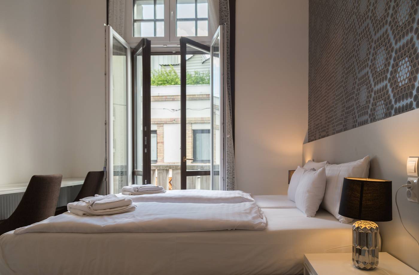 Hotel-Mika-Downtown-Room-21