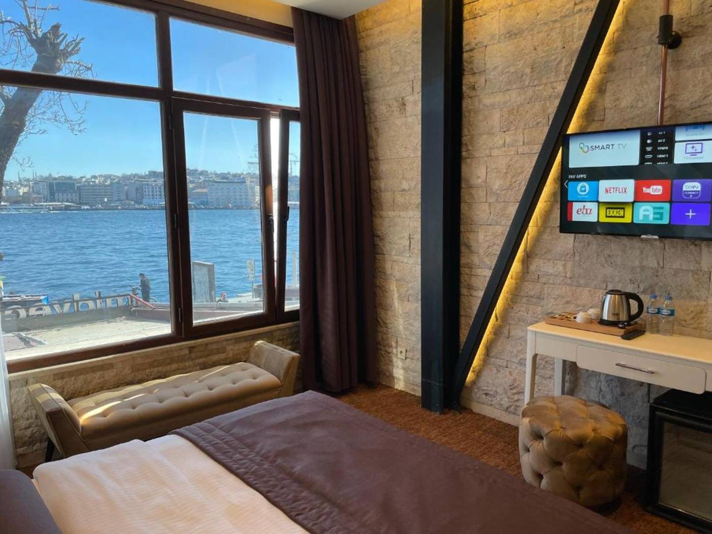 Weingart-Port-Seaside-Hotel-Room-5