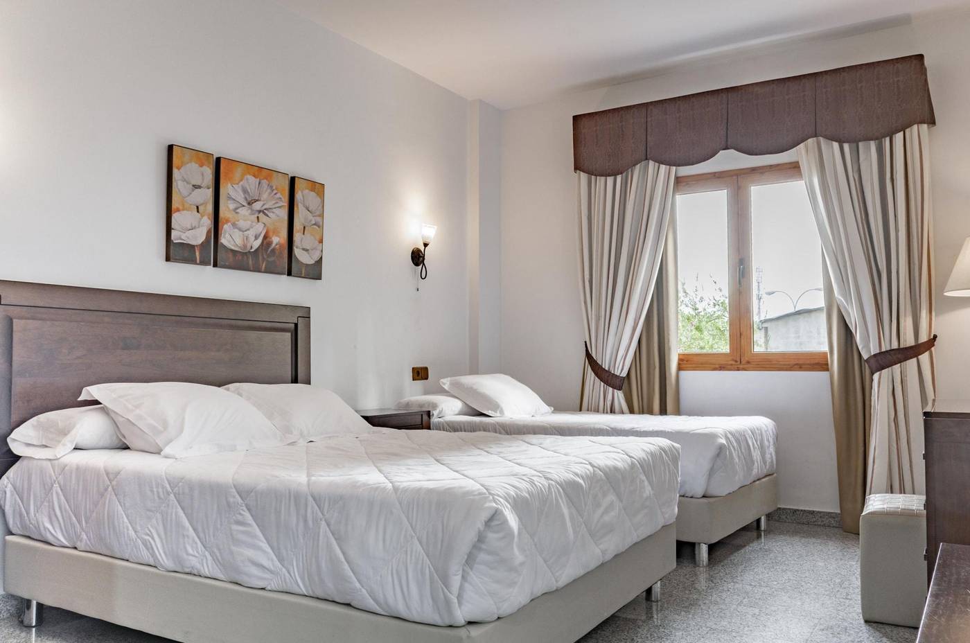 Hotel-Plaza-del-Castillo-Room-25