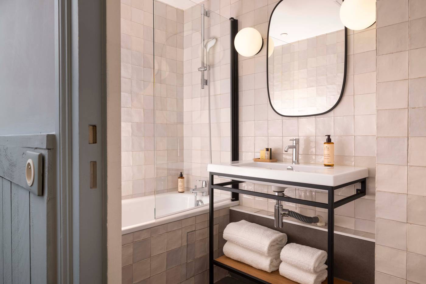 Helios-Opera-Room-37