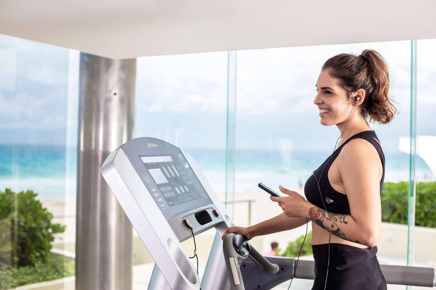 Crown-Paradise-Club-Cancun-Sports-and-Entertainment-67