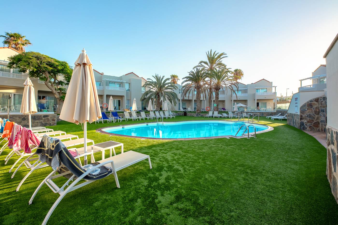 Apartamentos-Koala-Garden-LIVVO-Home-Collection-Pool-2