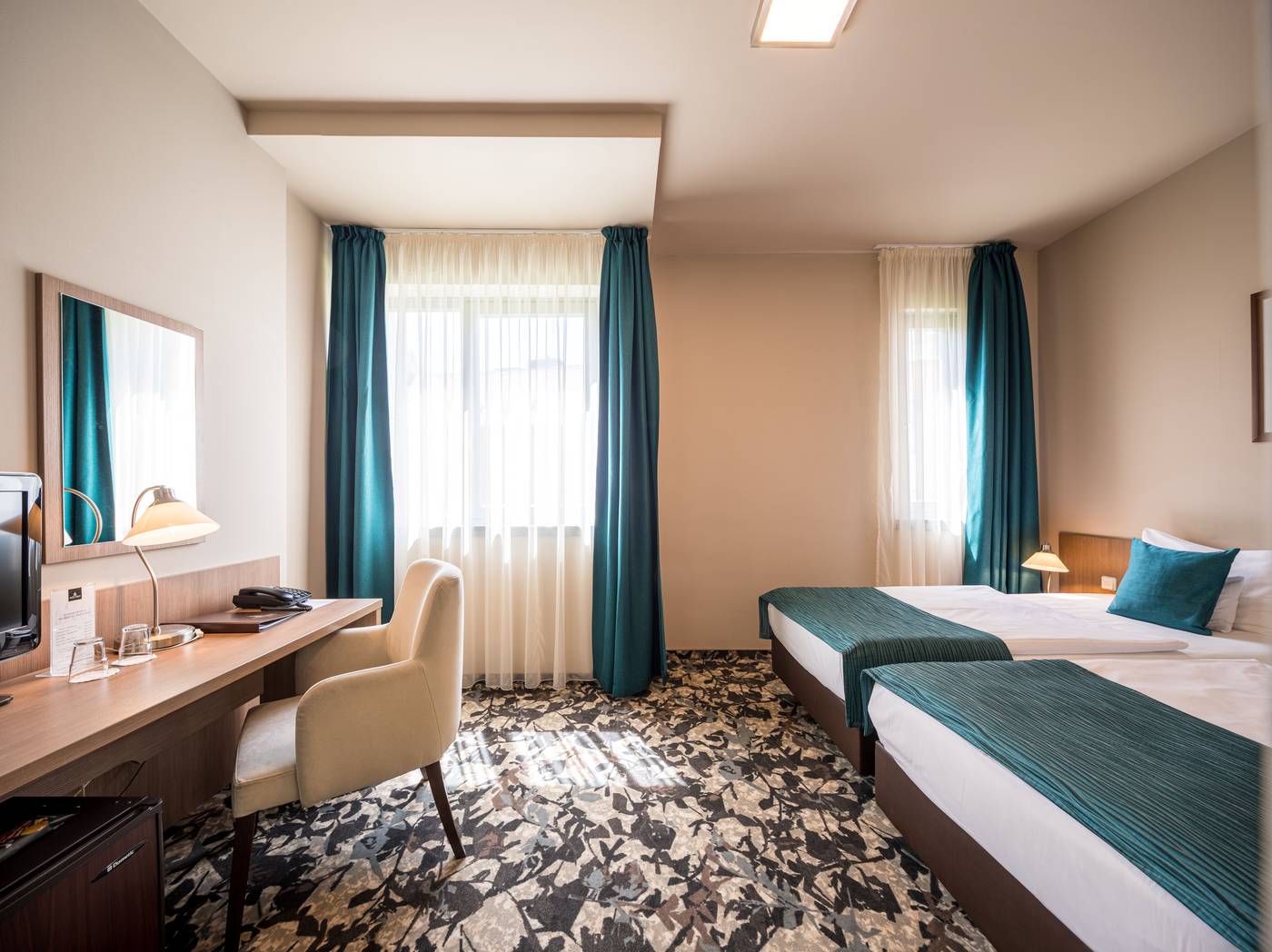 Queen-Elizabeth-Hotel-Room-12