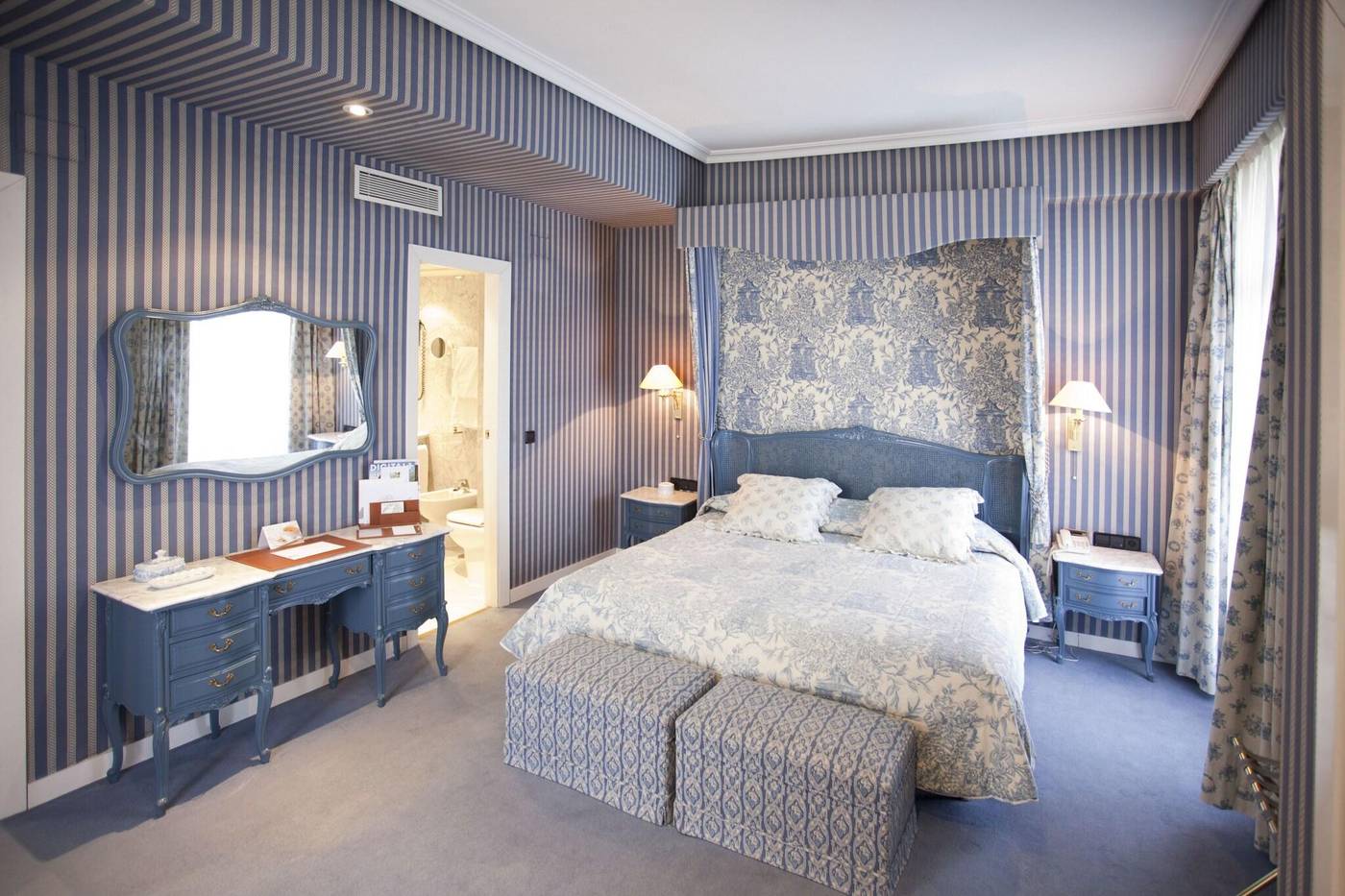 Santos-Agumar-Room-12