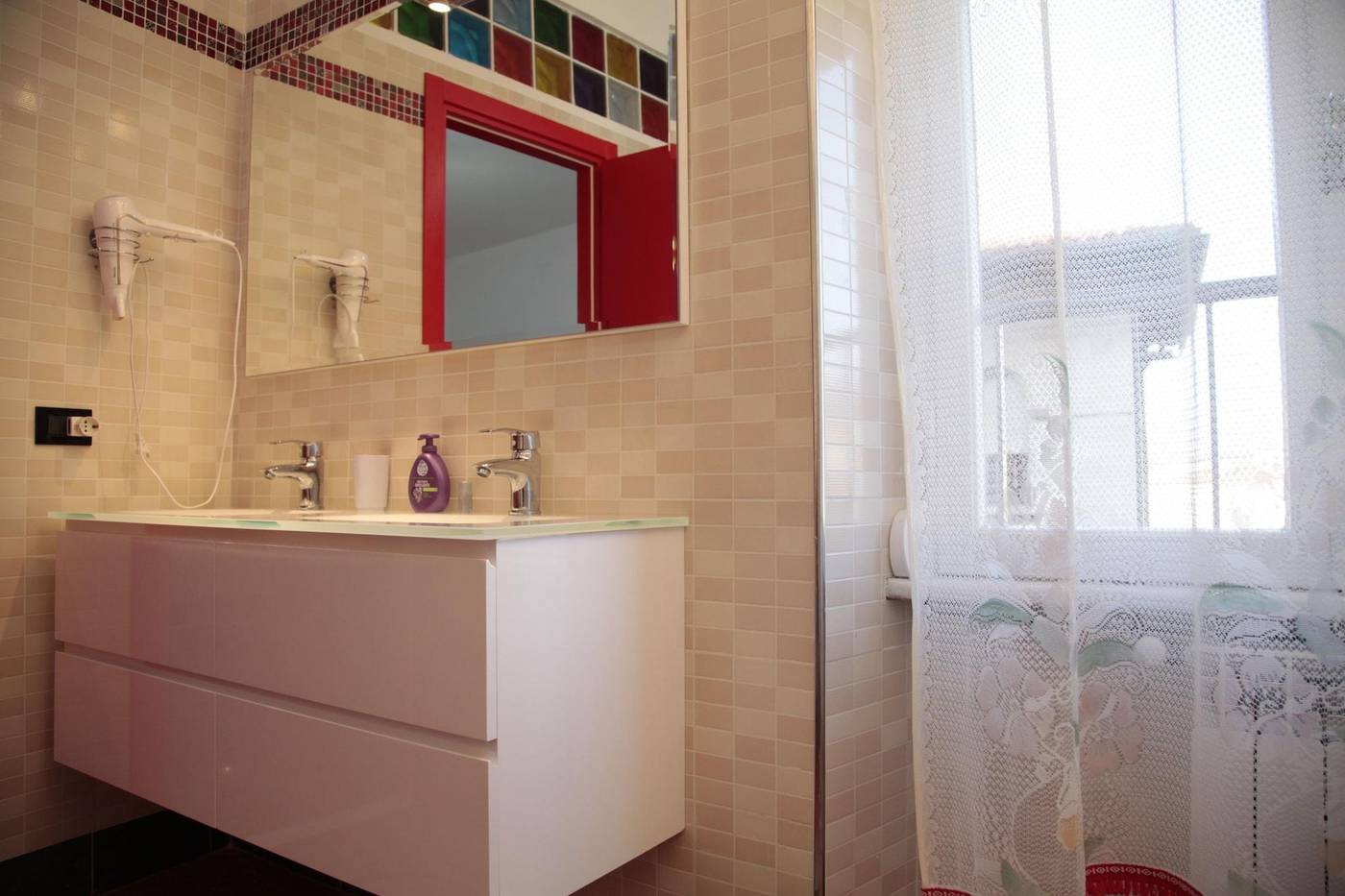 Christian-Bed-Breakfast-Room-11