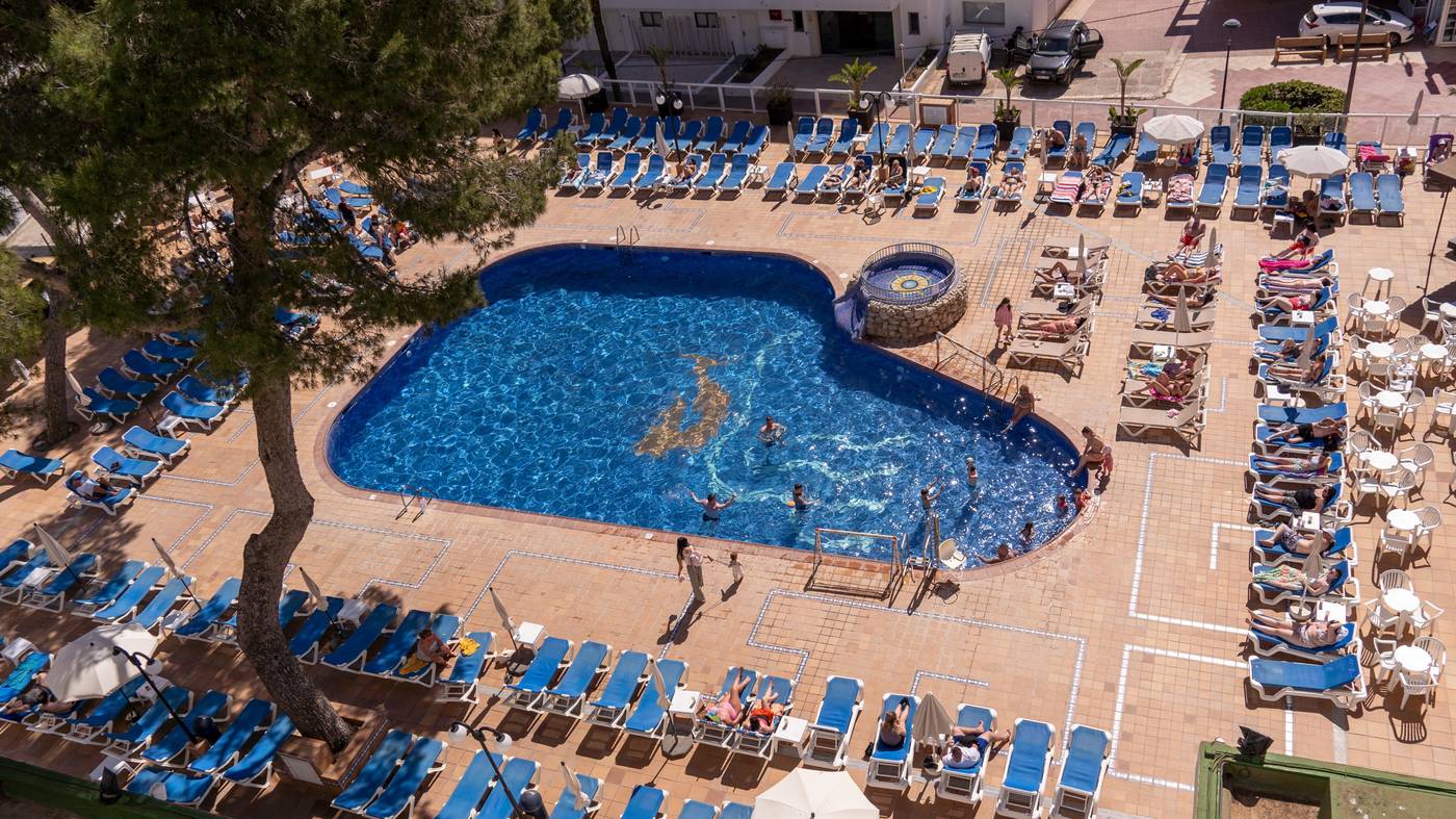 AzuLine-Hotel-Coral-Beach-Pool-7