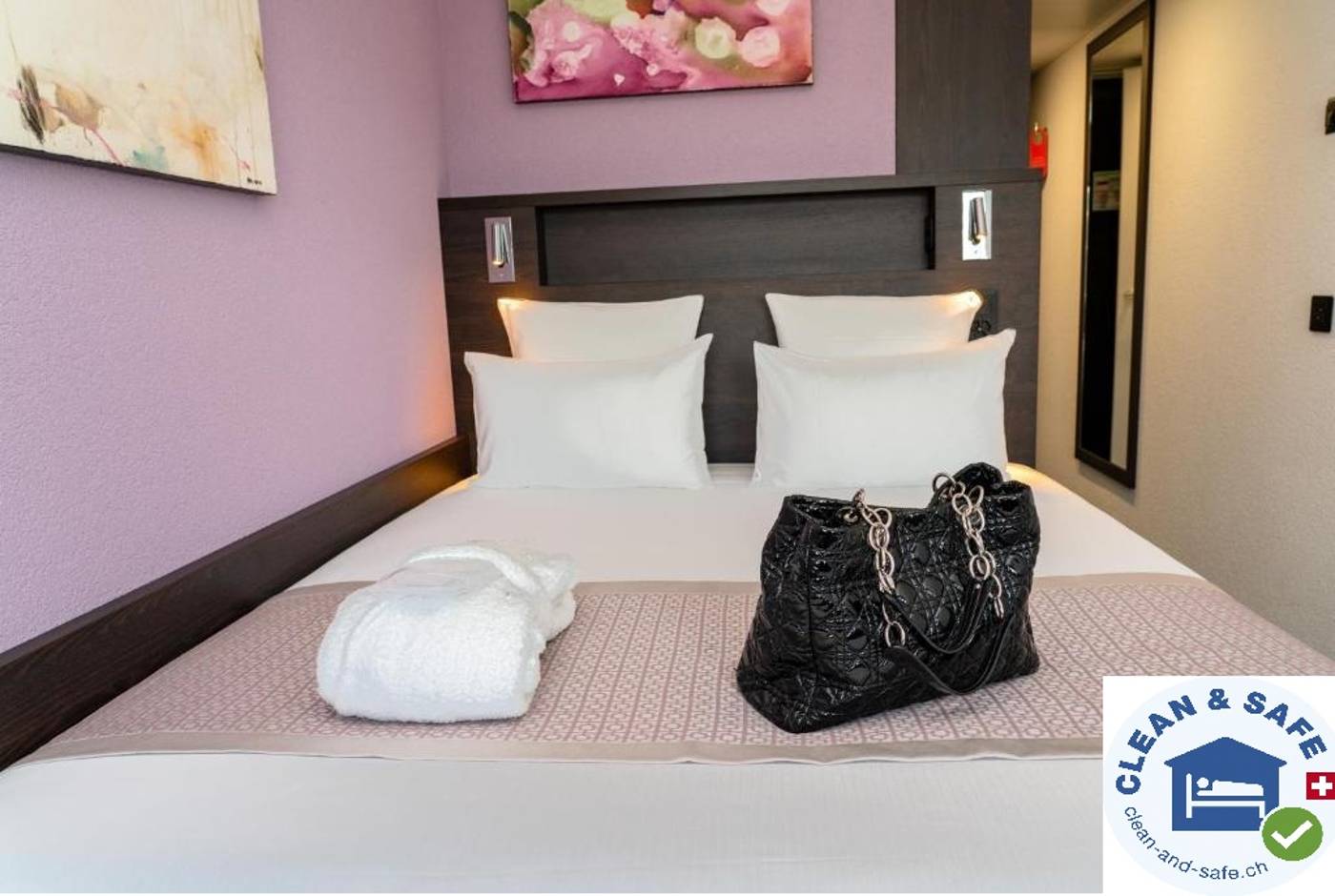 Nash-Pratik-Hotel-Room-11