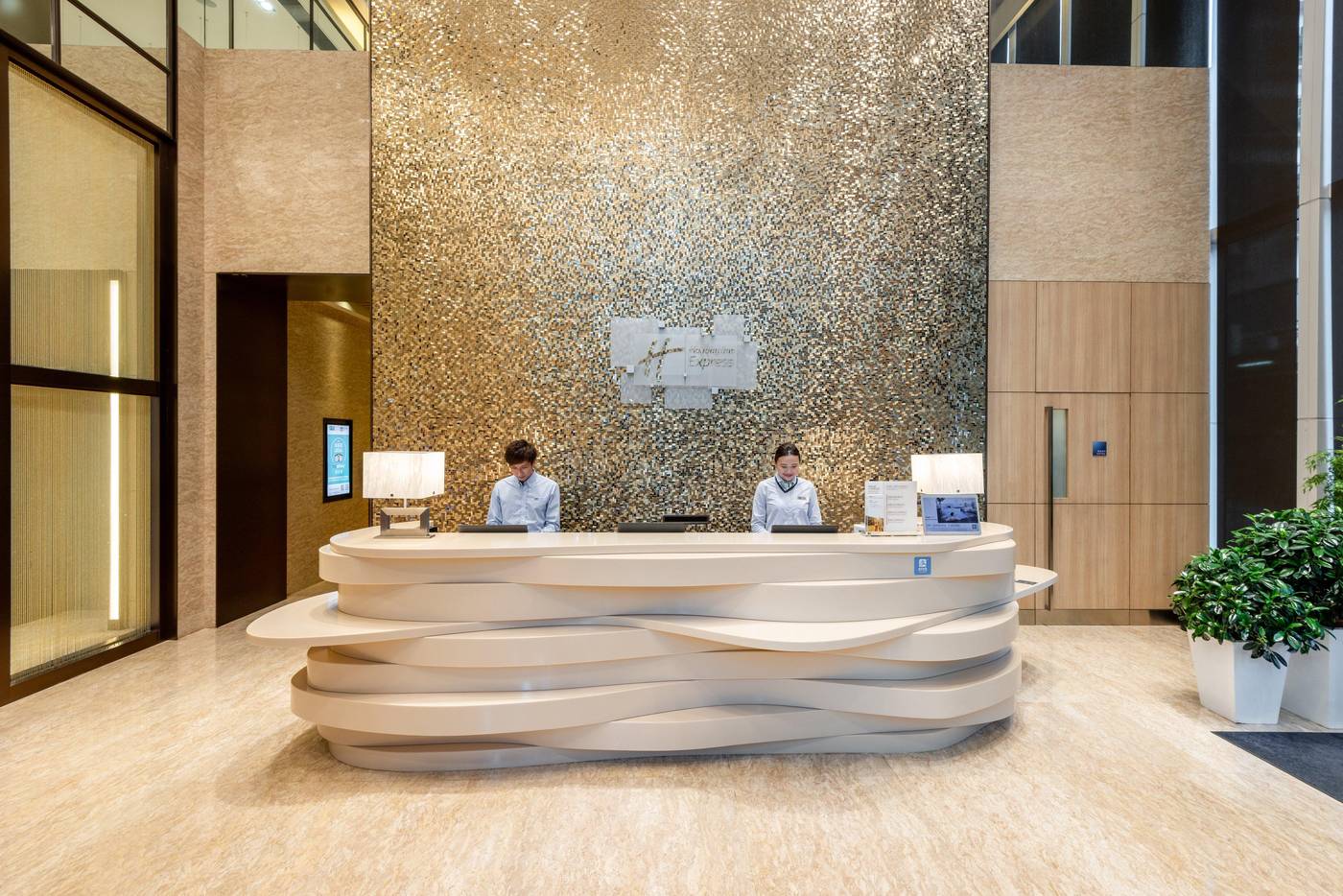 Holiday-Inn-Express-Hong-Kong-Mongkok-Lobby-13