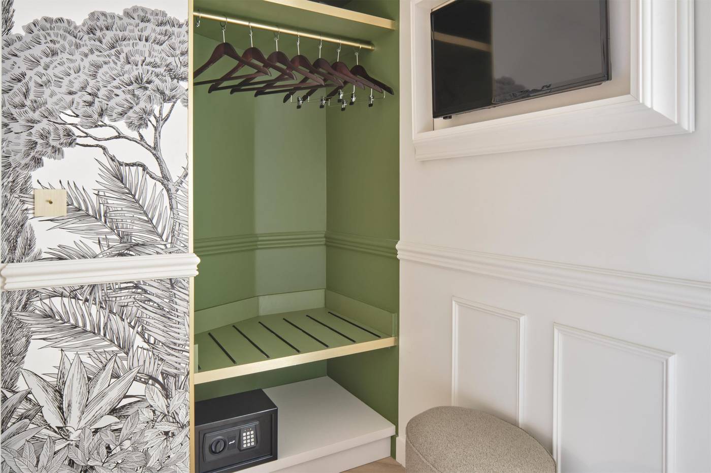 Moulin-Plaza-Room-12