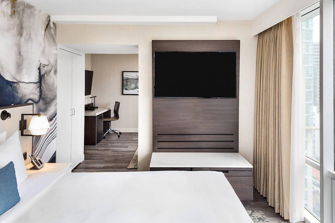 Delta-Hotels-By-Marriott-Vancouver-Downtown-Suites-Room-26