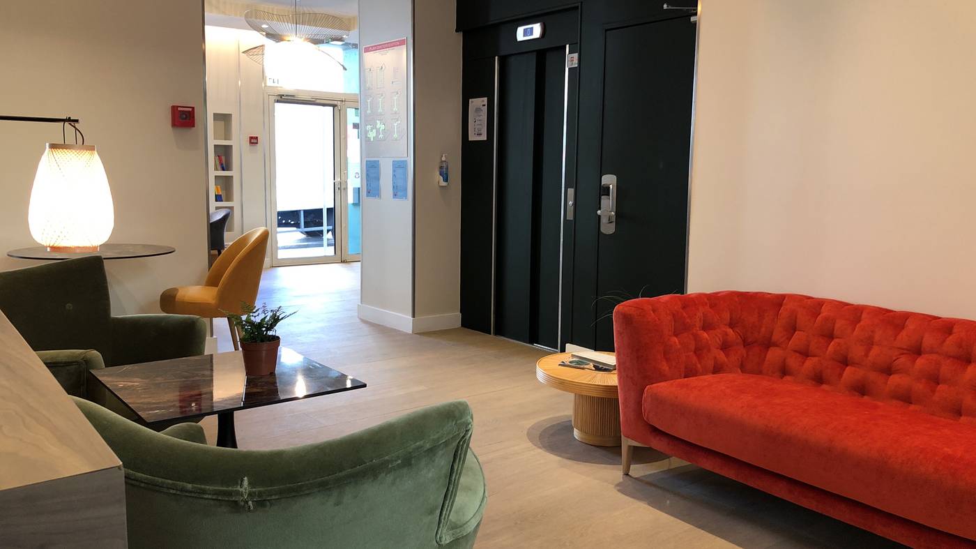 Comfort-Hotel-Lamarck-Lobby-1