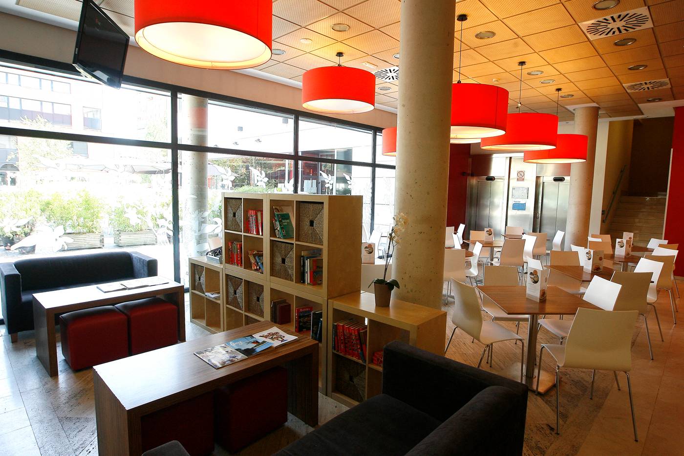 Travelodge-Torrelaguna-Bar-13