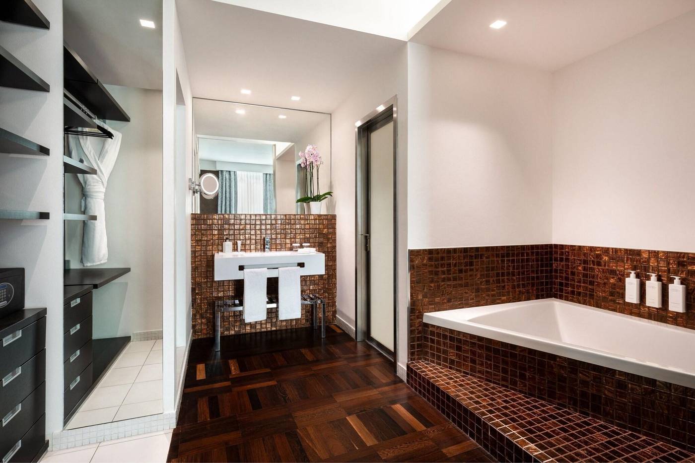 Sina-Bernini-Bristol--Autograph-Collection-Room-68