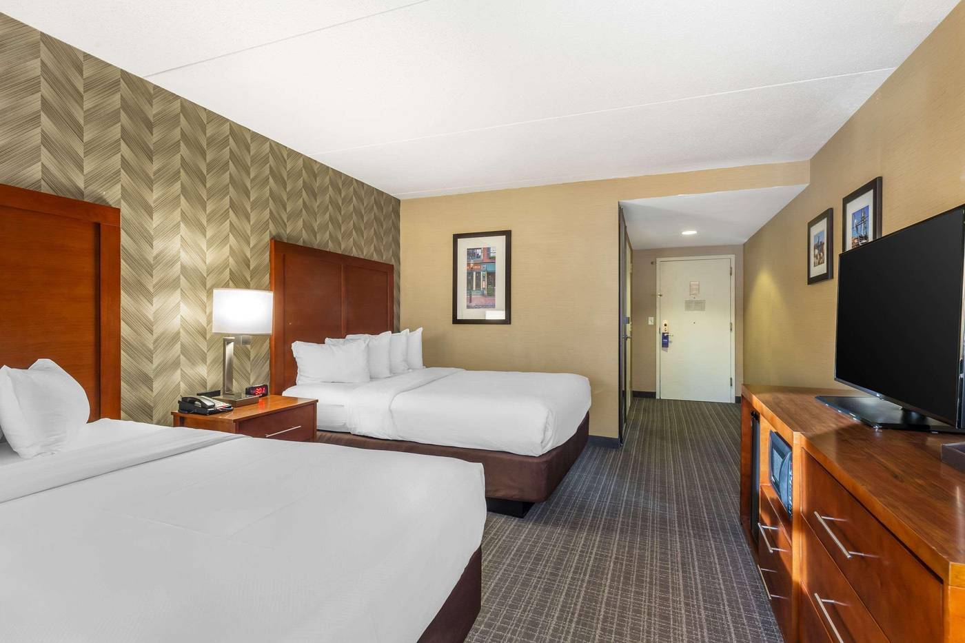 Comfort-Inn---Suites-Logan-Airport-Room-25
