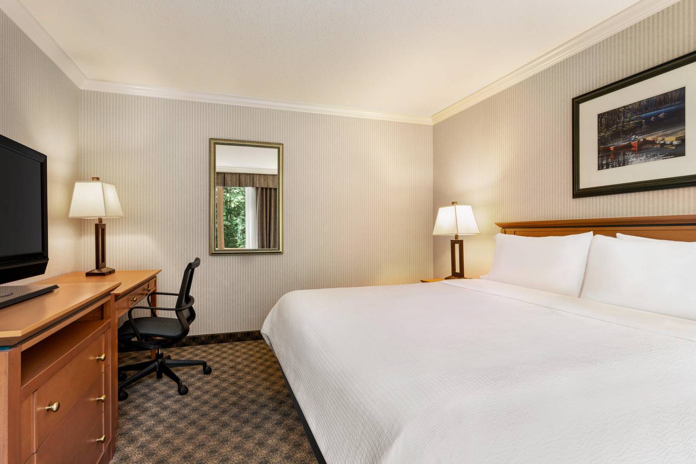 Holiday-Inn---Suites-North-Vancouver-Room-17