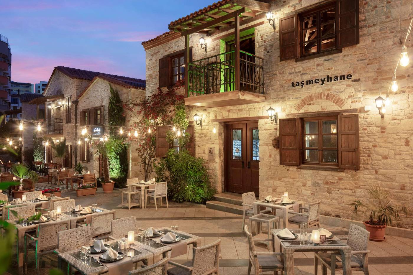 DoubleTree-by-Hilton-Kusadasi-Restaurant-7