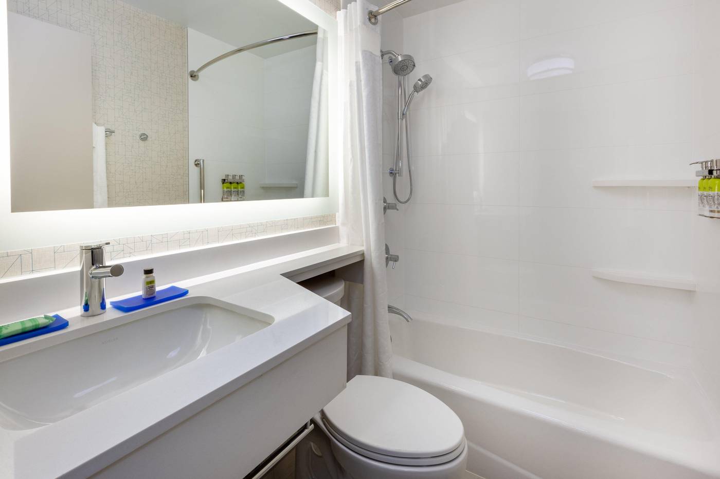 Holiday-Inn-Express-NYC-Brooklyn---Sunset-Park-Room-28