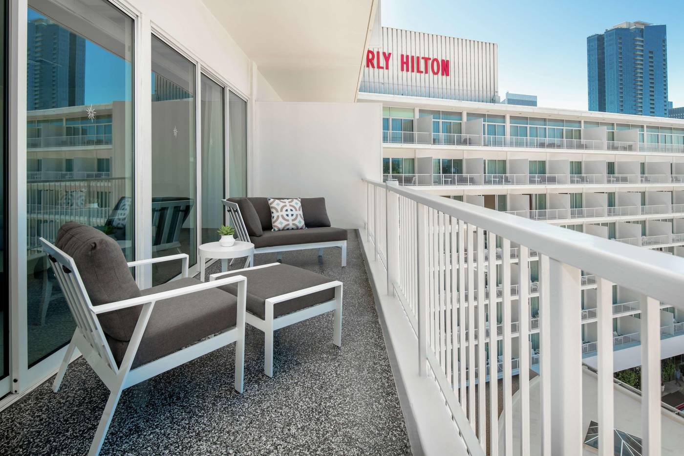 Beverly-Hilton-Room-5