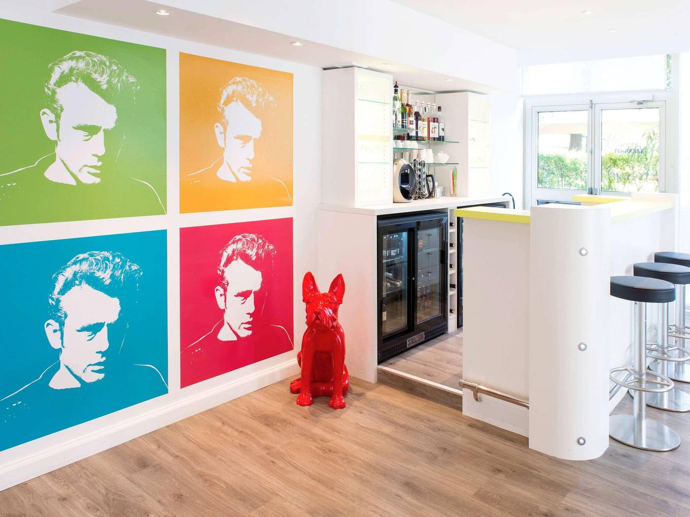 ibis-Styles-Cannes-Le-Cannet-Bar-66