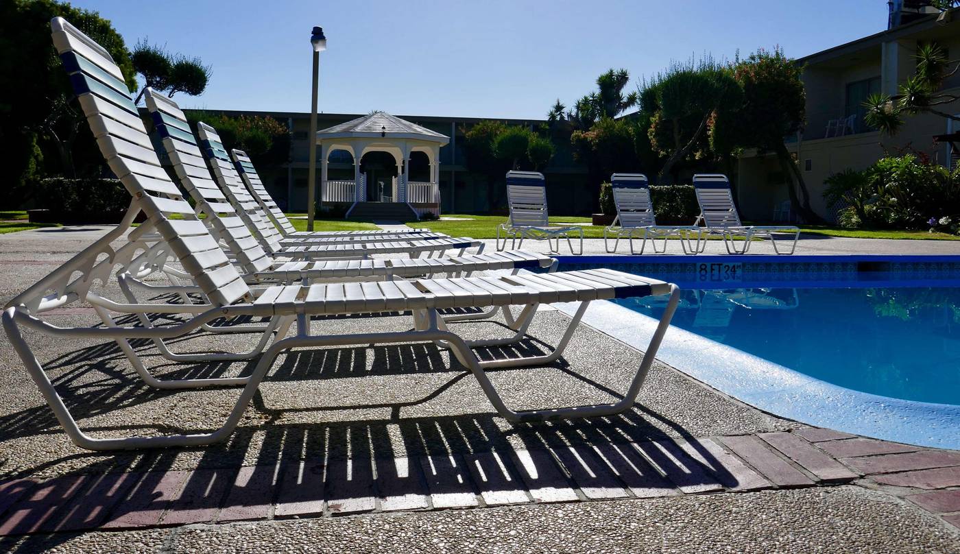 Golden-Sails-Hotel-Long-Beach-Pool-30