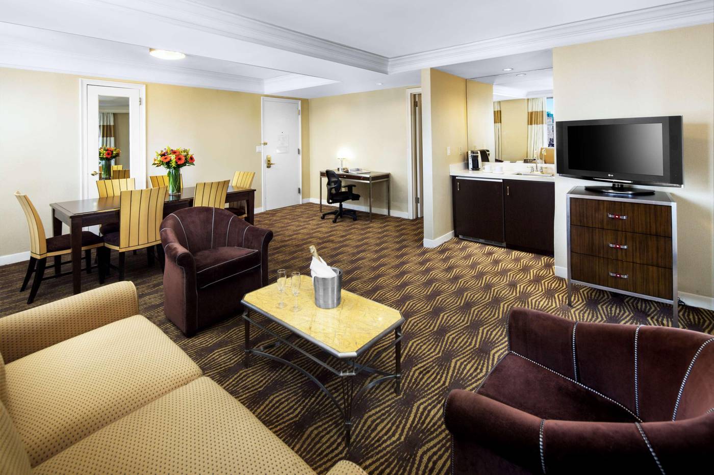 New-Yorker--A-Lotte-Hotel-Room-7