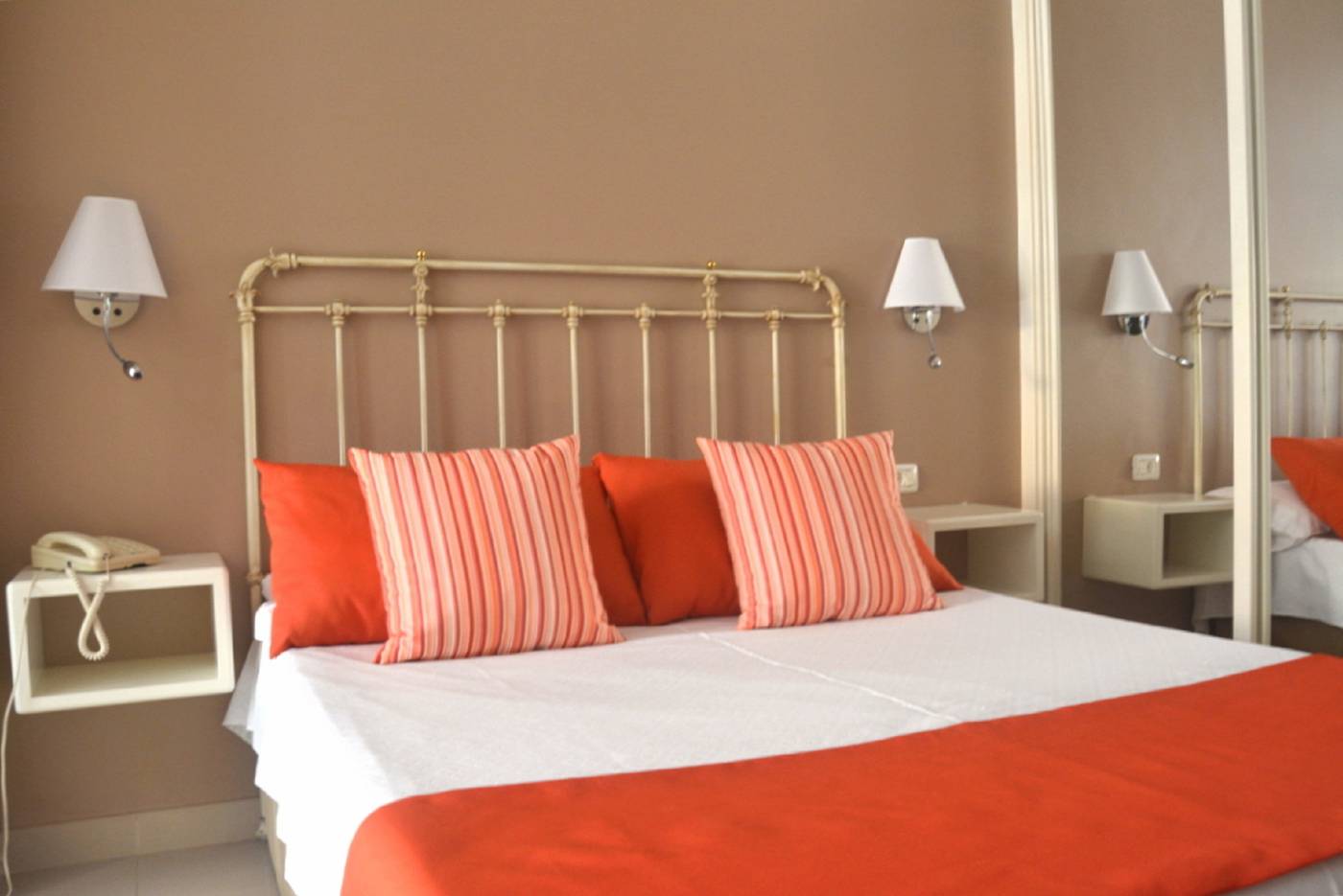 Hotel-RF-Astoria---Adults-Only-Room-16