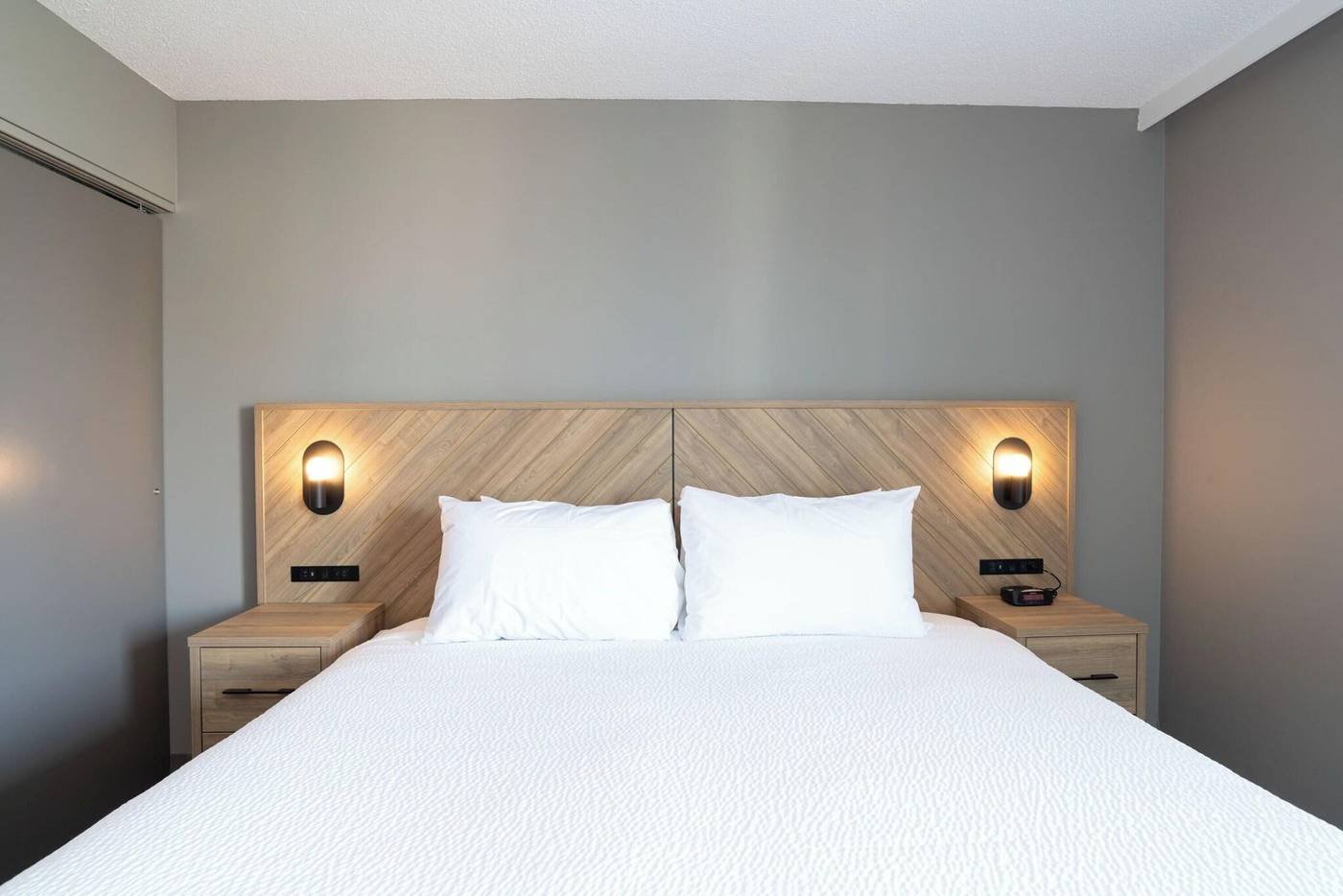 Sandman-Suites-Davie-Room-39