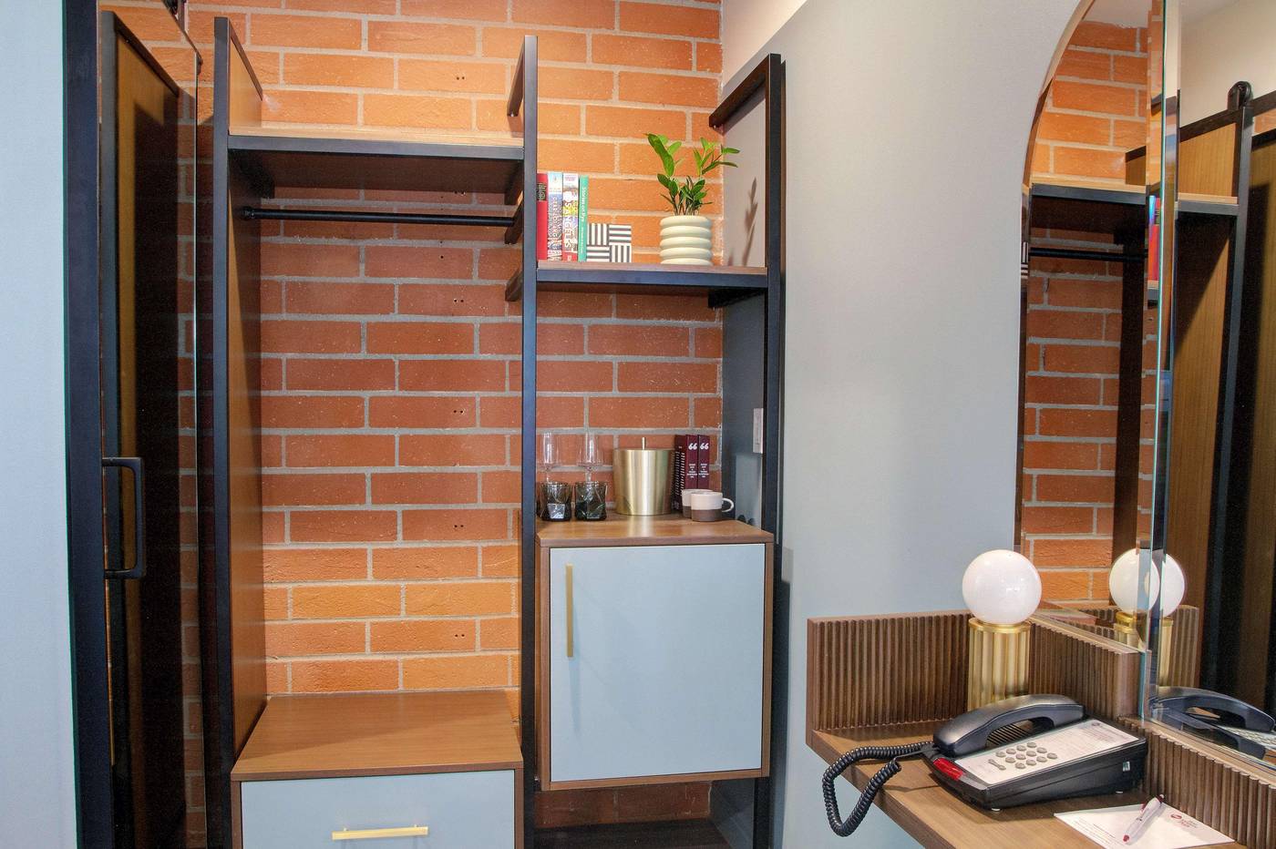 Best-Western-Plus-Hollywood-Hills-Room-40